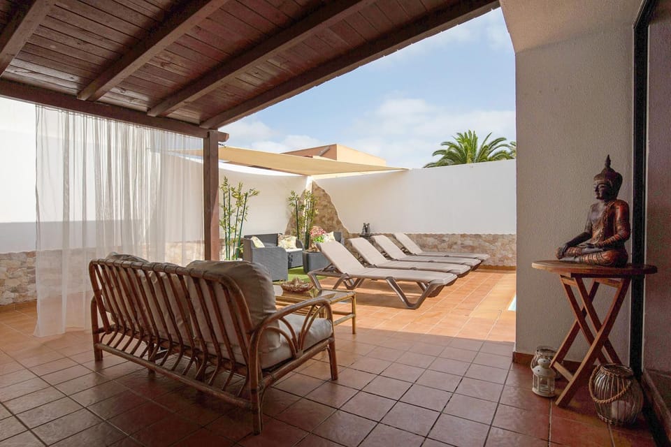 Property building, Balcony/Terrace, Living room