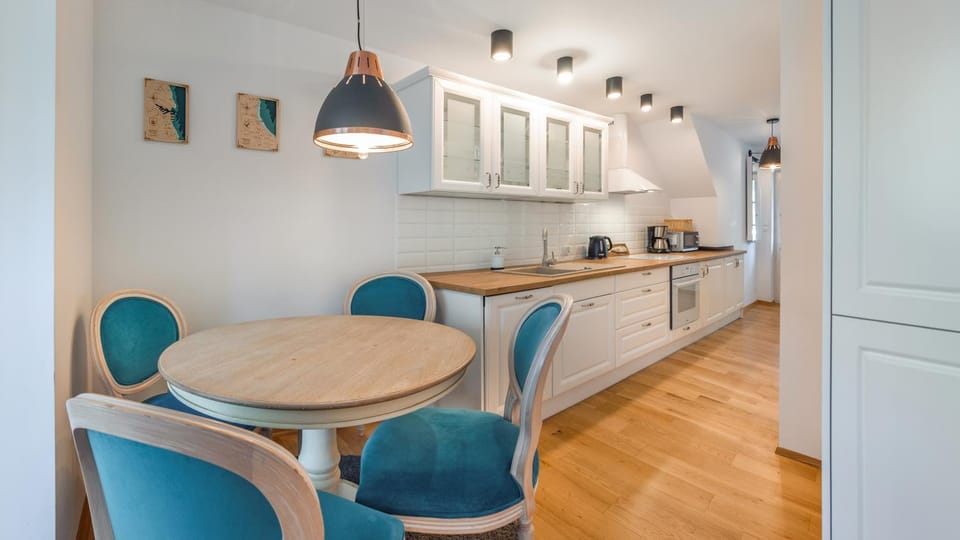 Kitchen or kitchenette, Dining area