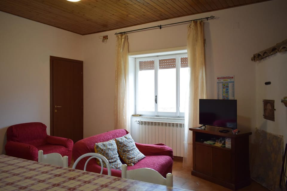 TV and multimedia, Living room, Photo of the whole room, Seating area, Bedroom