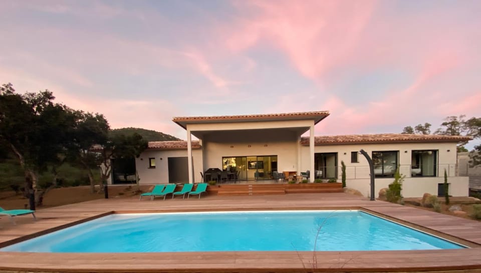 Property building, Patio, Patio, Pool view, Pool view, Swimming pool, Swimming pool, Sunset, sunbed