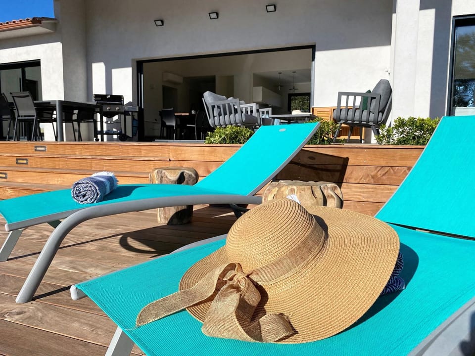 Summer, BBQ facilities, BBQ facilities, Balcony/Terrace, Balcony/Terrace, Pool view, Pool view, Swimming pool, Swimming pool, sunbed, sunbed