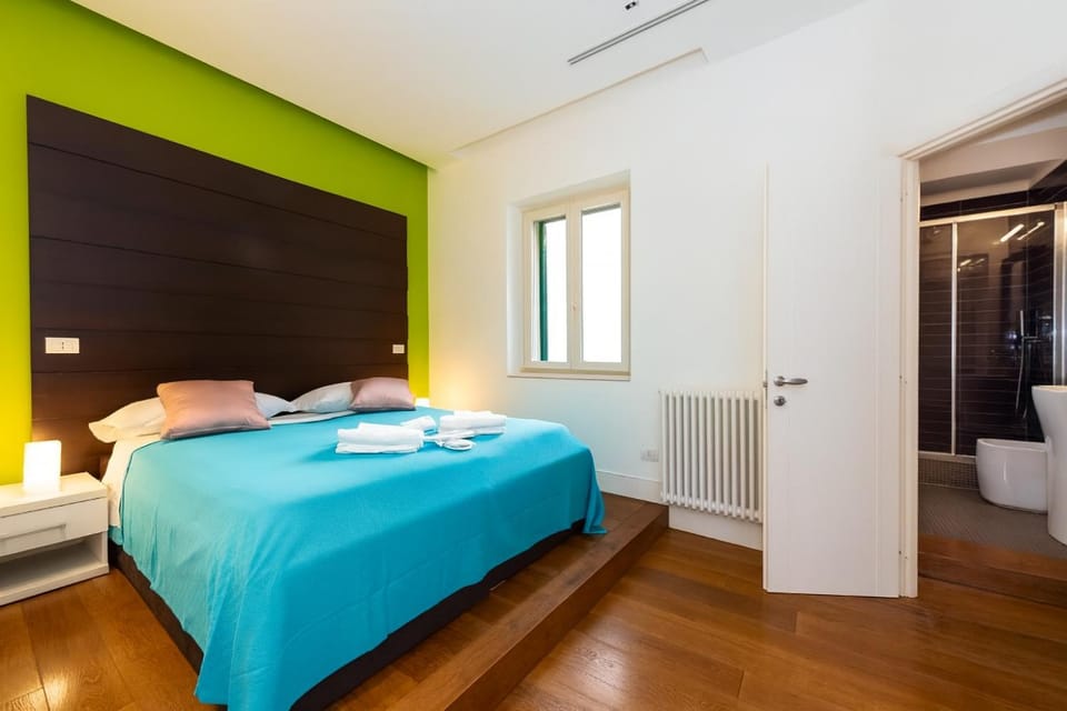 Toilet, Bed, Bathroom, Photo of the whole room, Bedroom, internet, towels