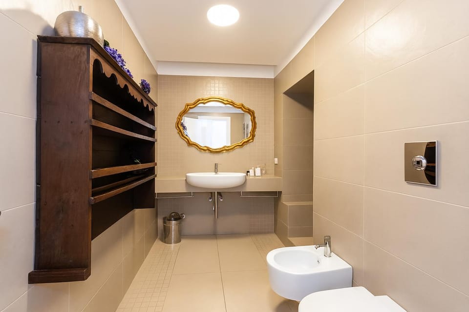 Shower, Toilet, Bathroom, bidet, towels