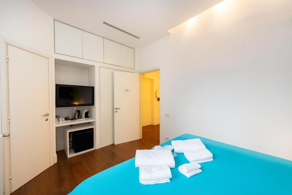 Bed, TV and multimedia, Photo of the whole room, Bedroom, towels, wardrobe