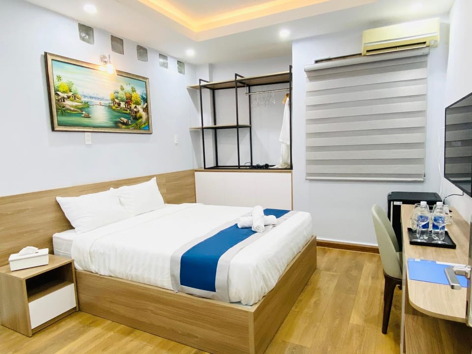 Photo of the whole room, Bedroom