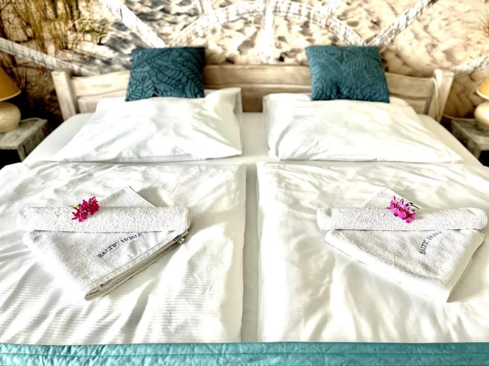 Bed, Bedroom, Sea view, Sea view, towels