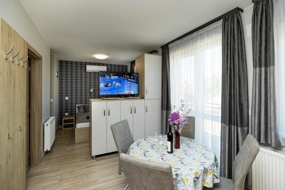 Bed, Dining area