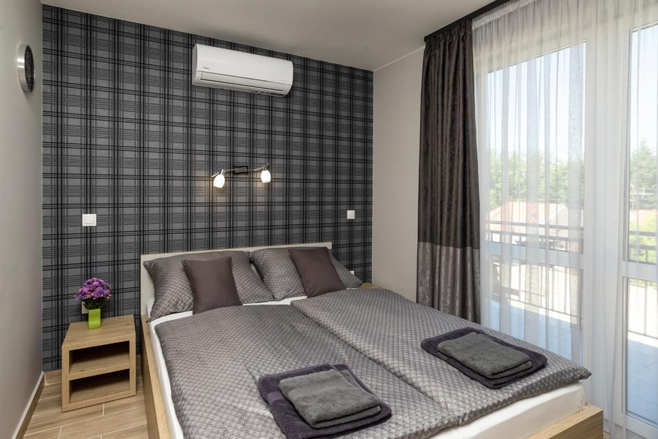 Bed, Living room