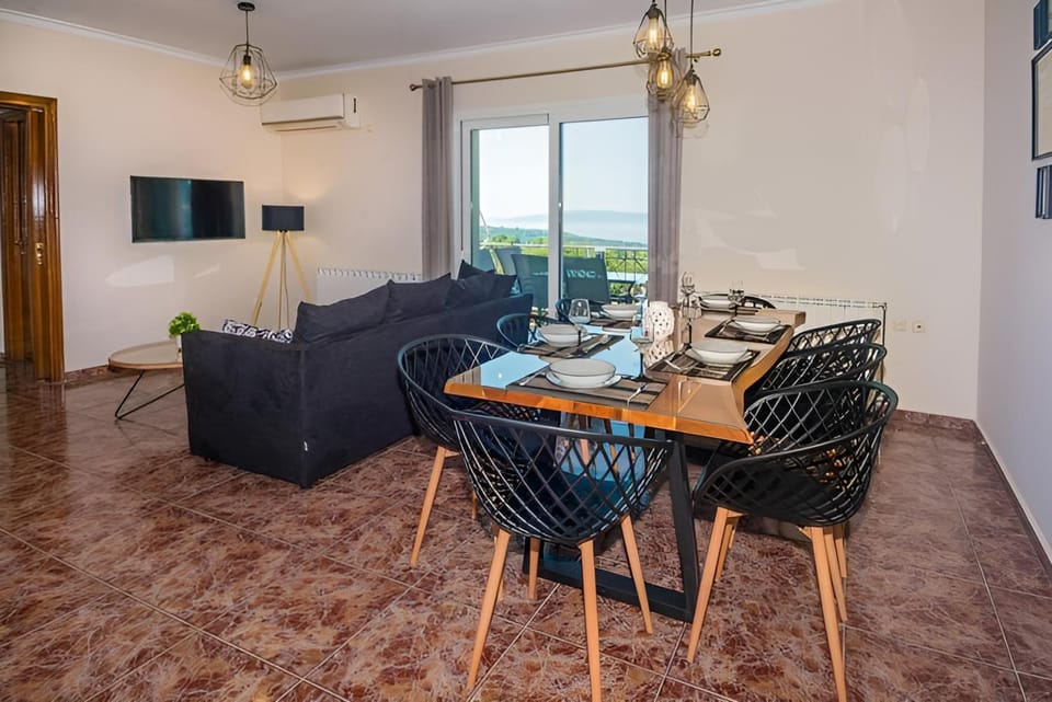TV and multimedia, Living room, Seating area, Dining area, air conditioner