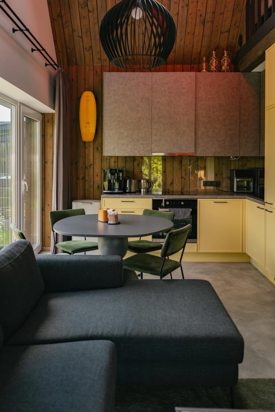 Kitchen or kitchenette, Living room, Seating area, Dining area