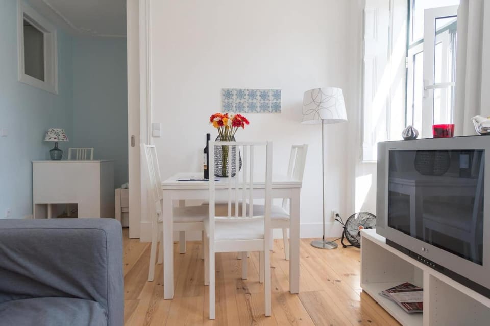 Communal lounge/ TV room, TV and multimedia, Living room, Seating area, Dining area