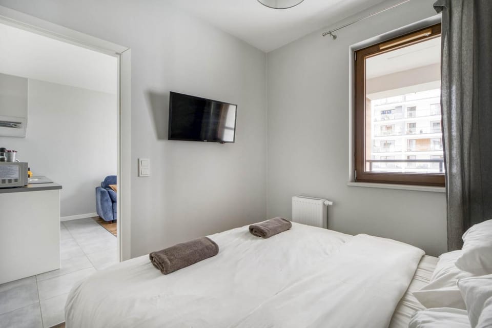 Bed, TV and multimedia, Bedroom, towels