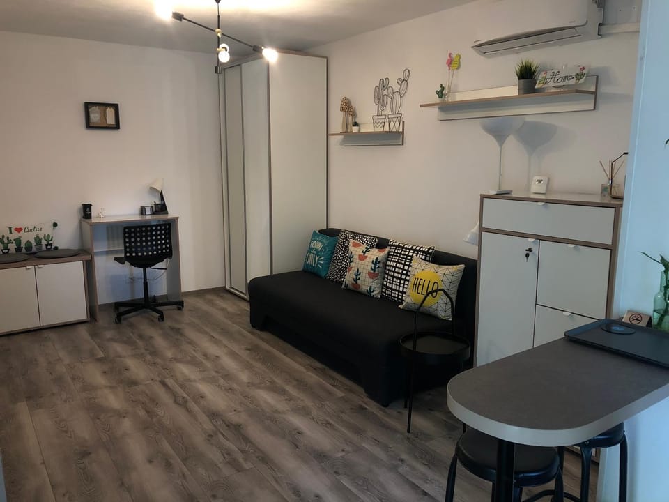Cozy Place 5a-Self Check in & out-HBO MAX Apartment in Romania