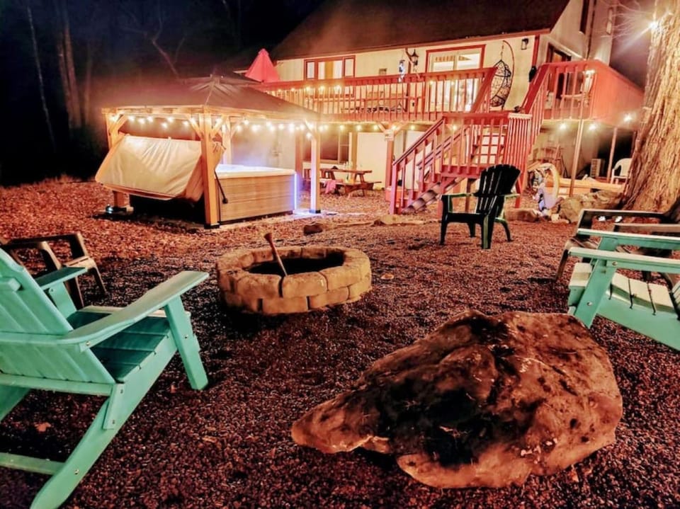 Luxurious house with largest hot tub & perfect retreat! House in Hickory Run State Park
