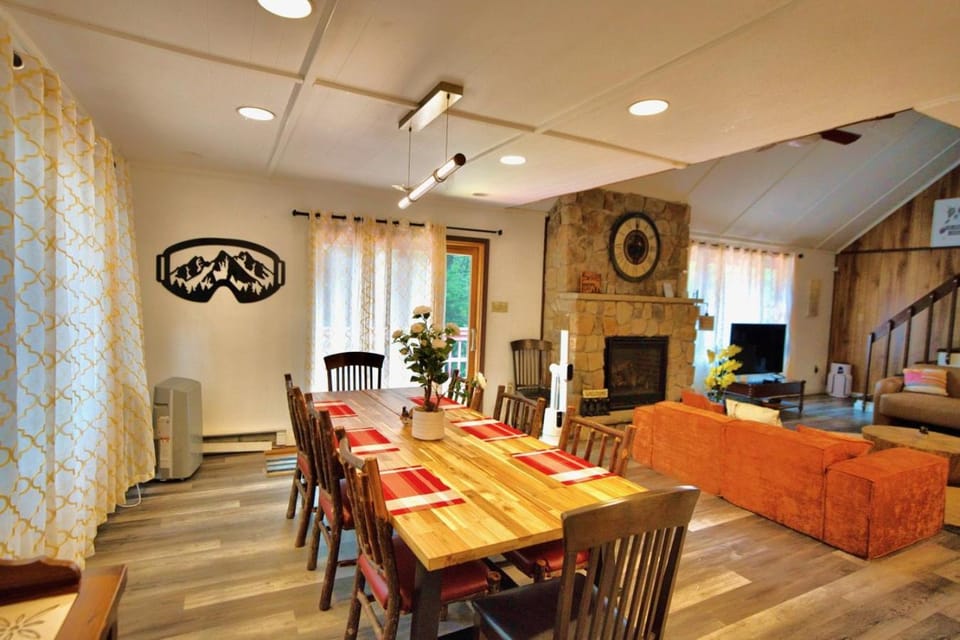 Luxurious house with largest hot tub & perfect retreat! House in Hickory Run State Park