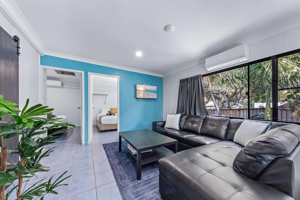TV and multimedia, Living room, Seating area, air conditioner