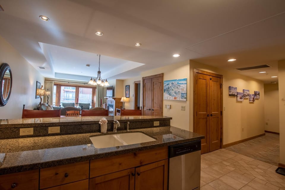 Comfortable & Spacious 2 Bedroom Condo unit in Mountaineer Square condo Apartment in Colorado