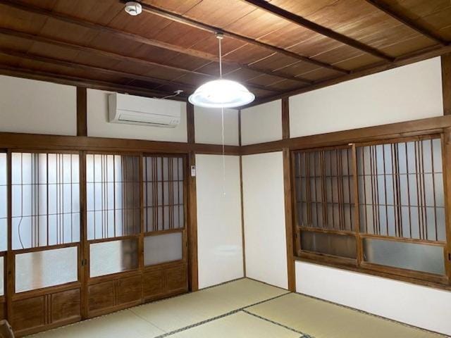 Photo of the whole room, Garden view