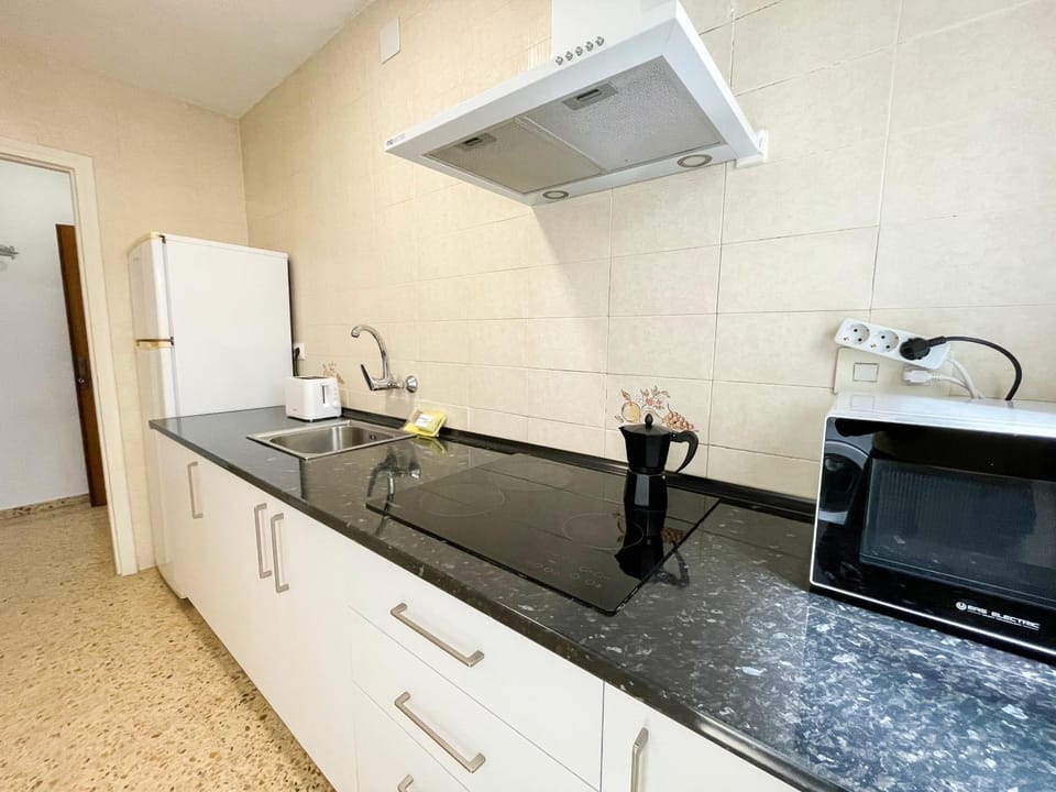 Kitchen or kitchenette, minibar, stove