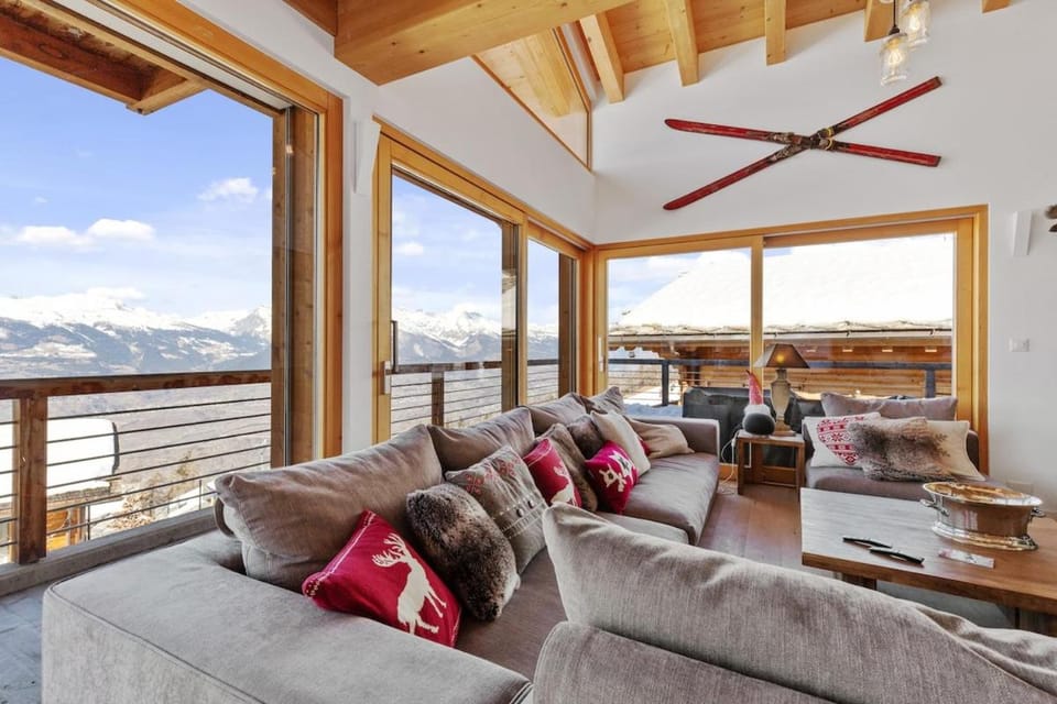 Balcony/Terrace, Living room, Mountain view
