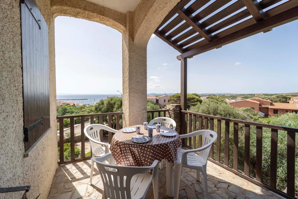 Property building, Balcony/Terrace, Living room