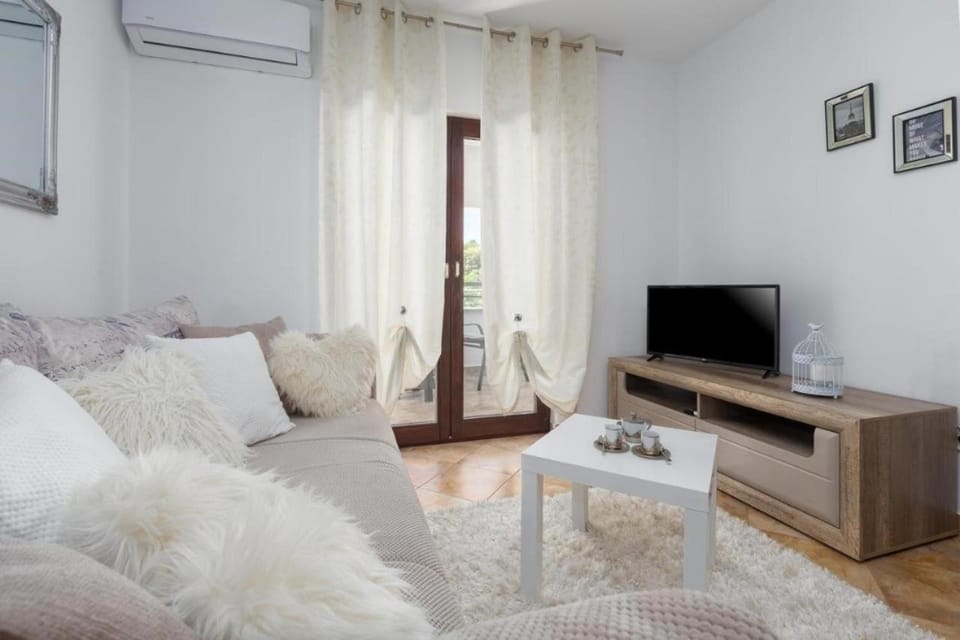 TV and multimedia, Living room, Bedroom, air conditioner