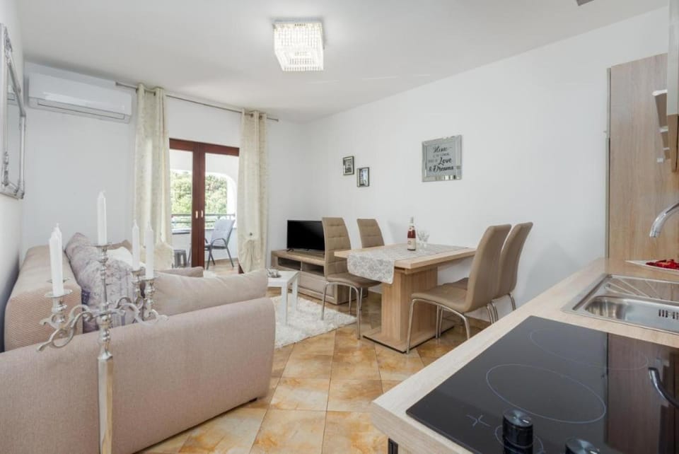 Living room, Dining area, air conditioner