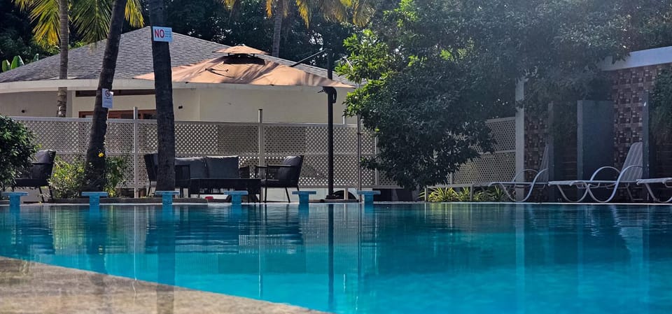 Property building, Day, Pool view, Swimming pool