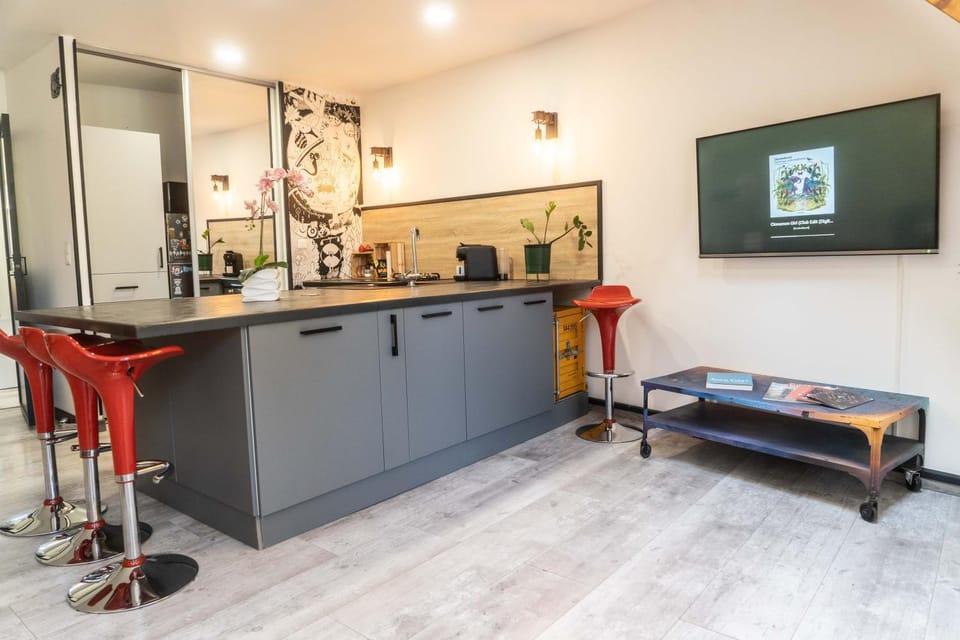TV and multimedia, Coffee/tea facilities, Kitchen or kitchenette, Seating area, Dining area, dishwasher, toaster