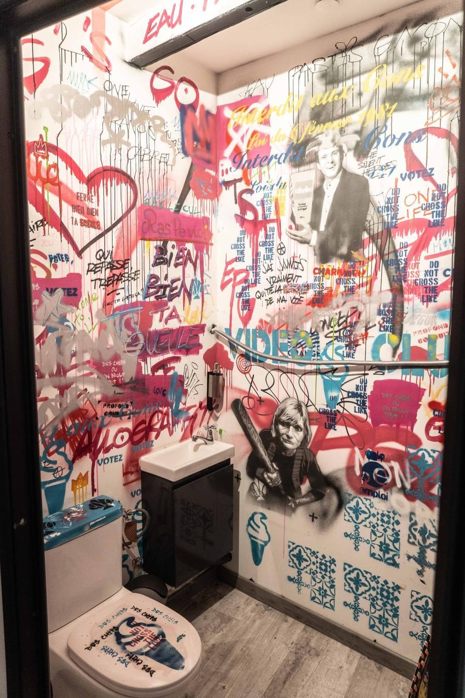 Toilet, Decorative detail
