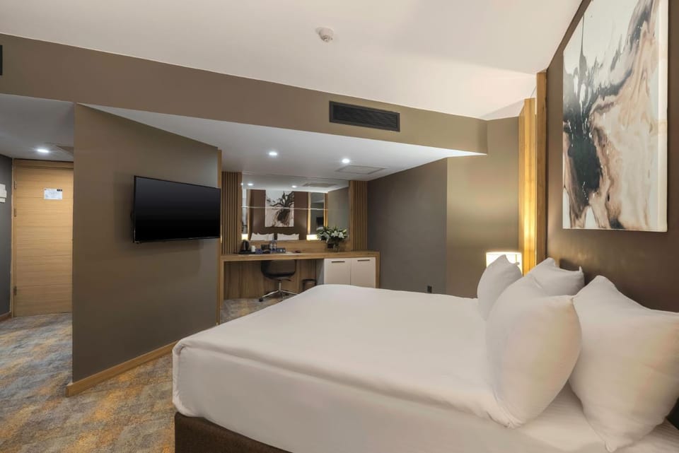 Bed, Photo of the whole room, Seating area