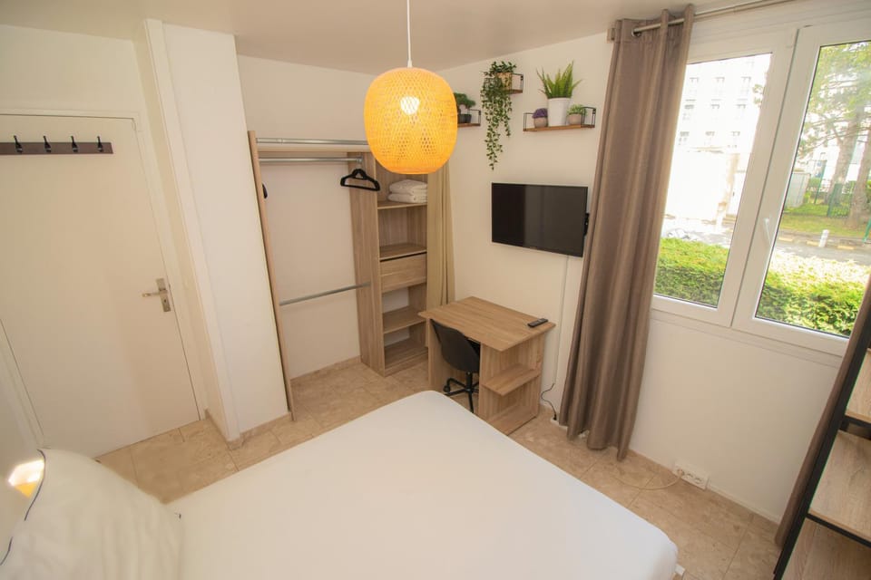 Bed, TV and multimedia, Photo of the whole room, Bedroom