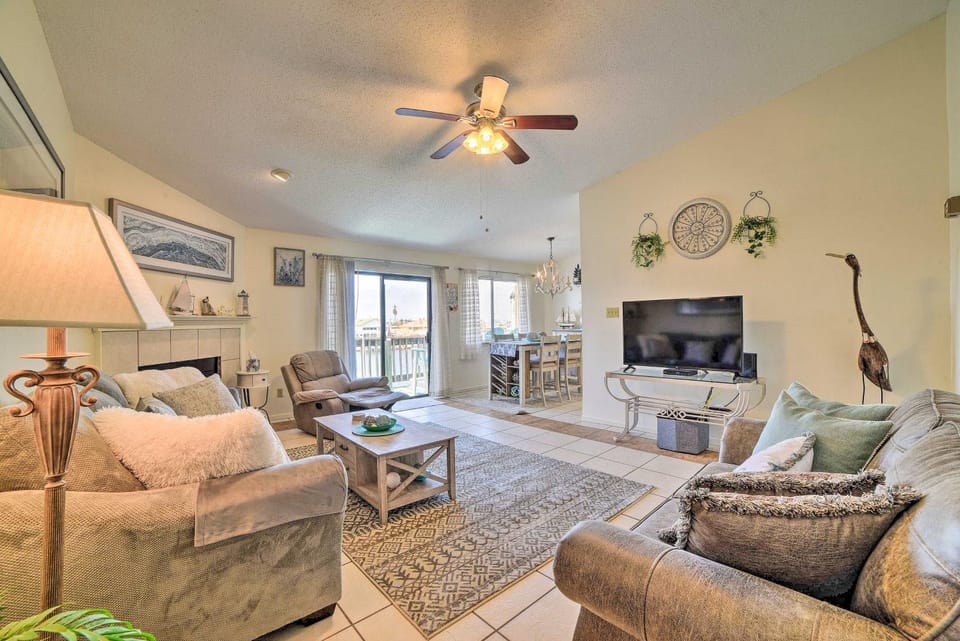 Waterfront Luxury House: Dock, Fire Pit & Fishing House in North Padre Island