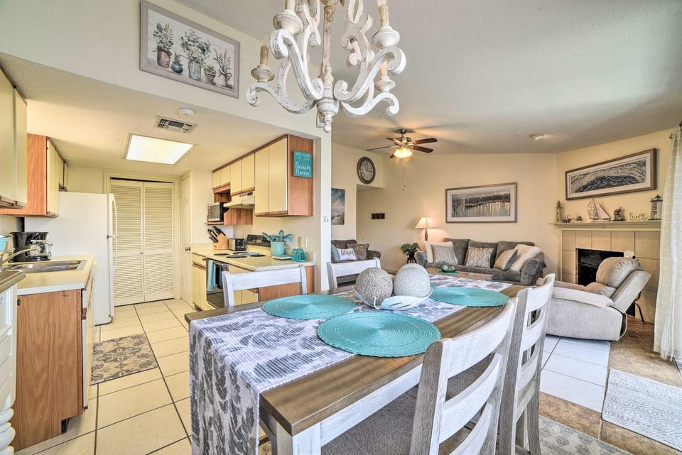 Waterfront Luxury House: Dock, Fire Pit & Fishing House in North Padre Island