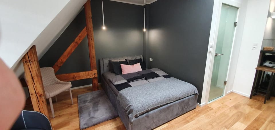 Bed, Photo of the whole room, Seating area