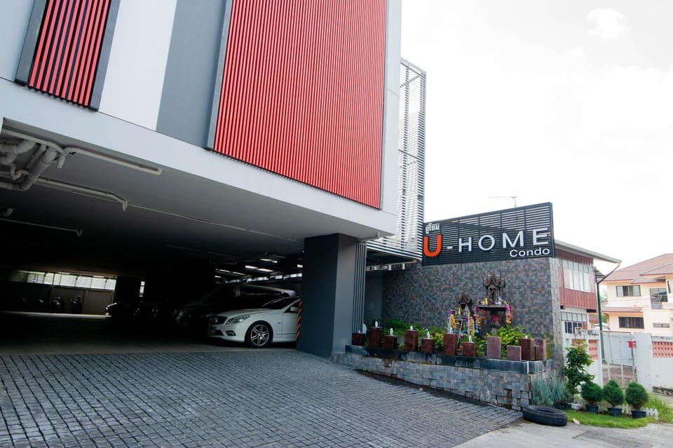 Private wooden style studio room in city area Apartment hotel in Chiang Mai