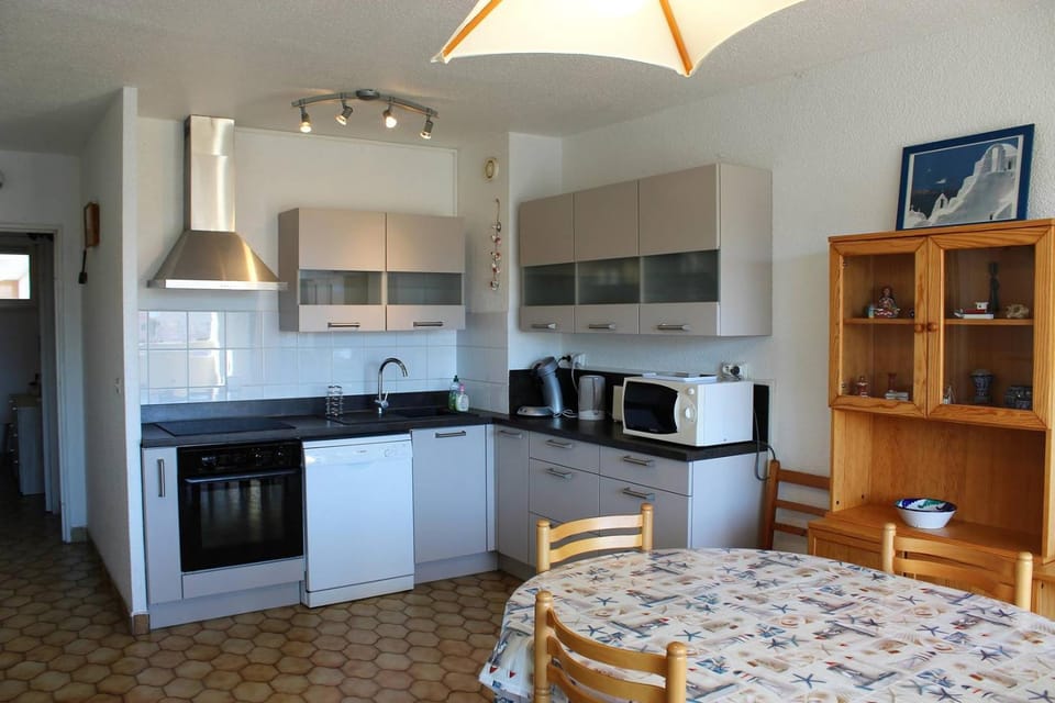 Coffee/tea facilities, dishwasher, oven, stove, toaster