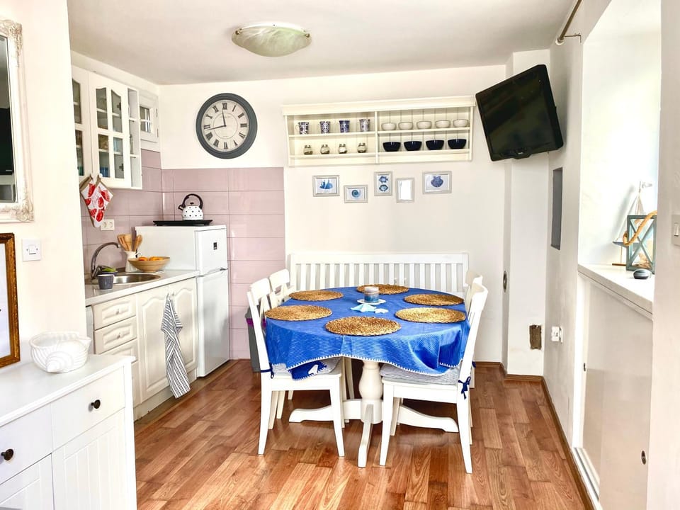 Kitchen or kitchenette, Living room, Seating area, Dining area