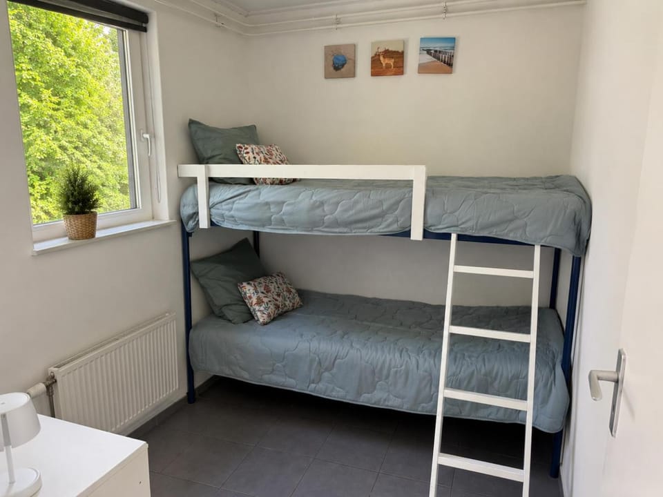 Bedroom, bunk bed
