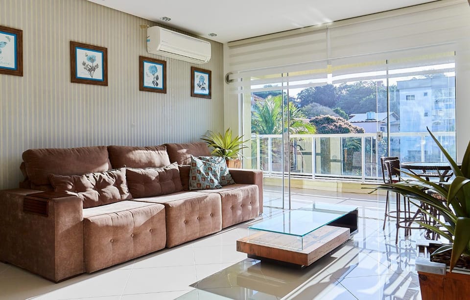 1075 Apartamento localizado a 100 metros da praia com 02 dormitórios e ampla sacada na praia do centro de Bombinhas Apartment in Bombinhas