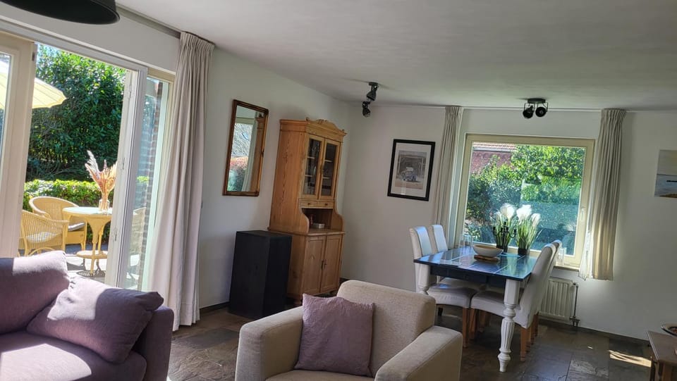 Garden, View (from property/room), Living room, Seating area, Dining area