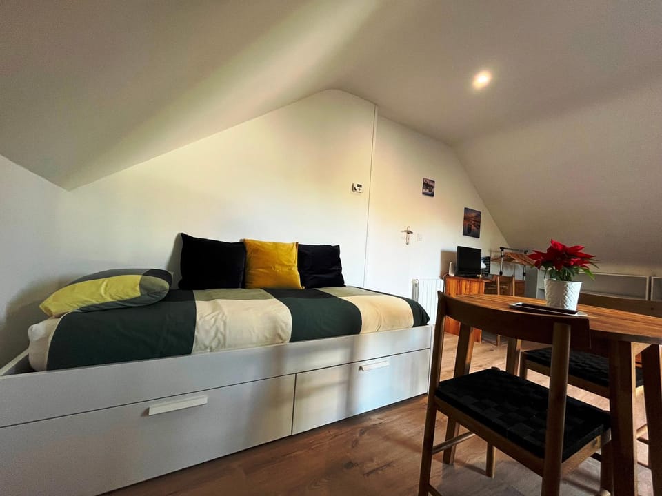 Bed, Seating area, Dining area