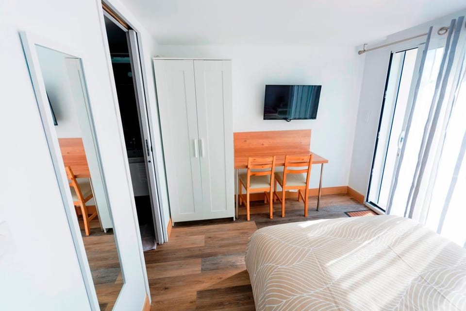 TV and multimedia, Seating area, Dining area