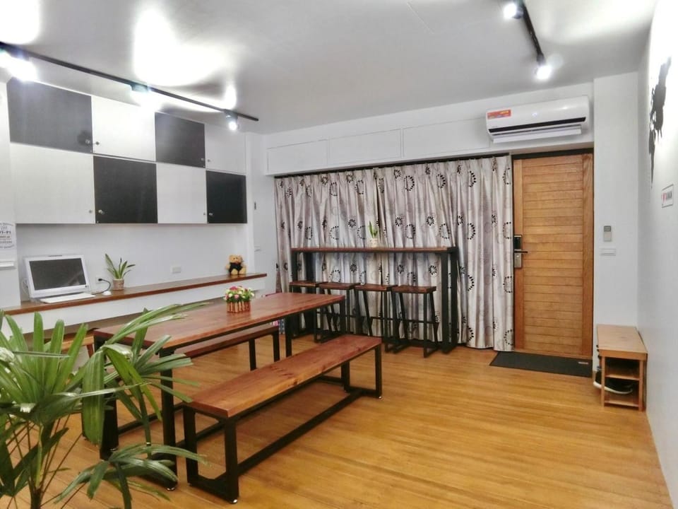 Property building, Restaurant/places to eat, Living room, Meeting/conference room, Area and facilities