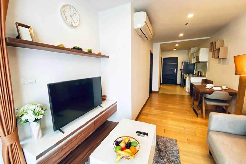 TV and multimedia, Kitchen or kitchenette, Living room, Seating area, Dining area