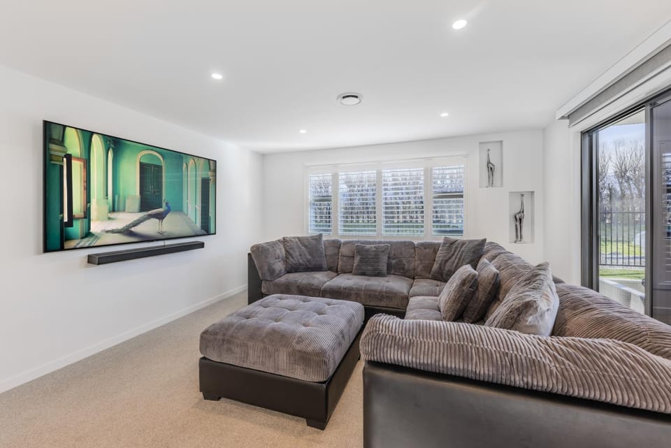 TV and multimedia, Living room, Evening entertainment