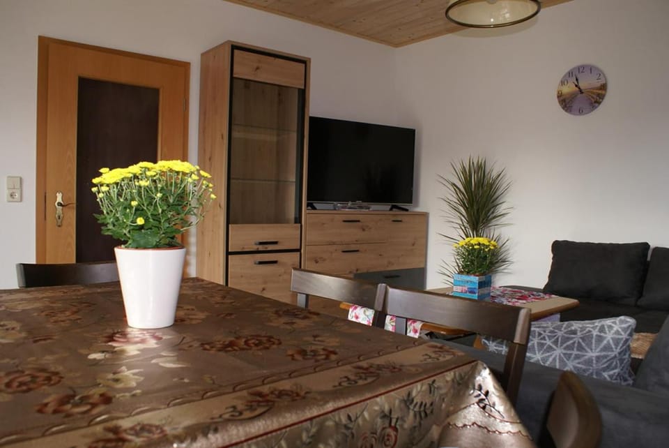 Communal lounge/ TV room, TV and multimedia, Dining area