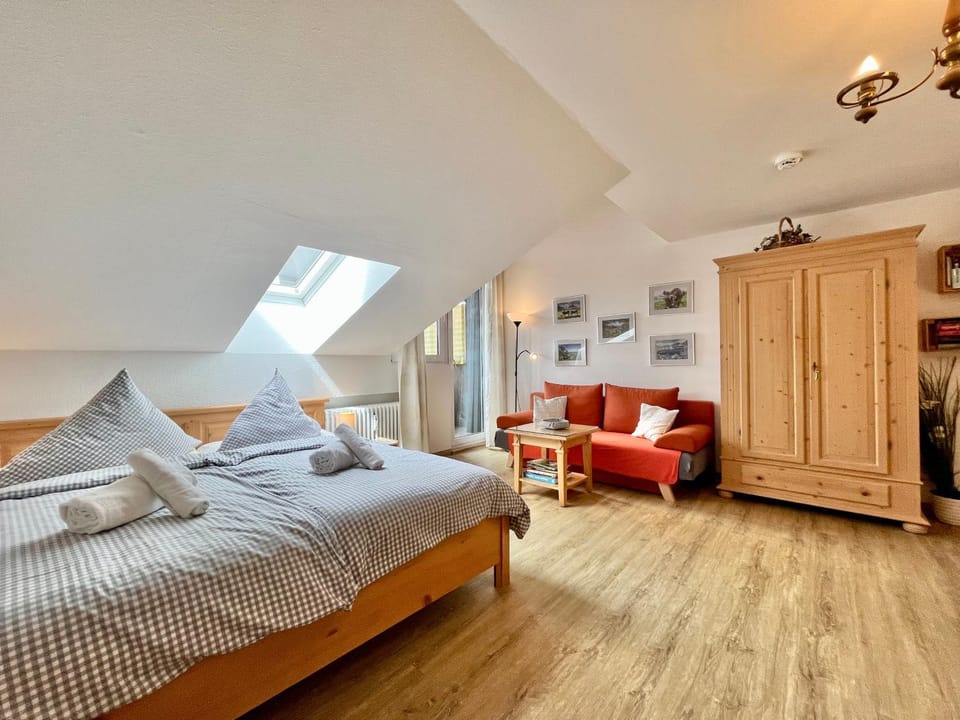 Photo of the whole room, Bedroom