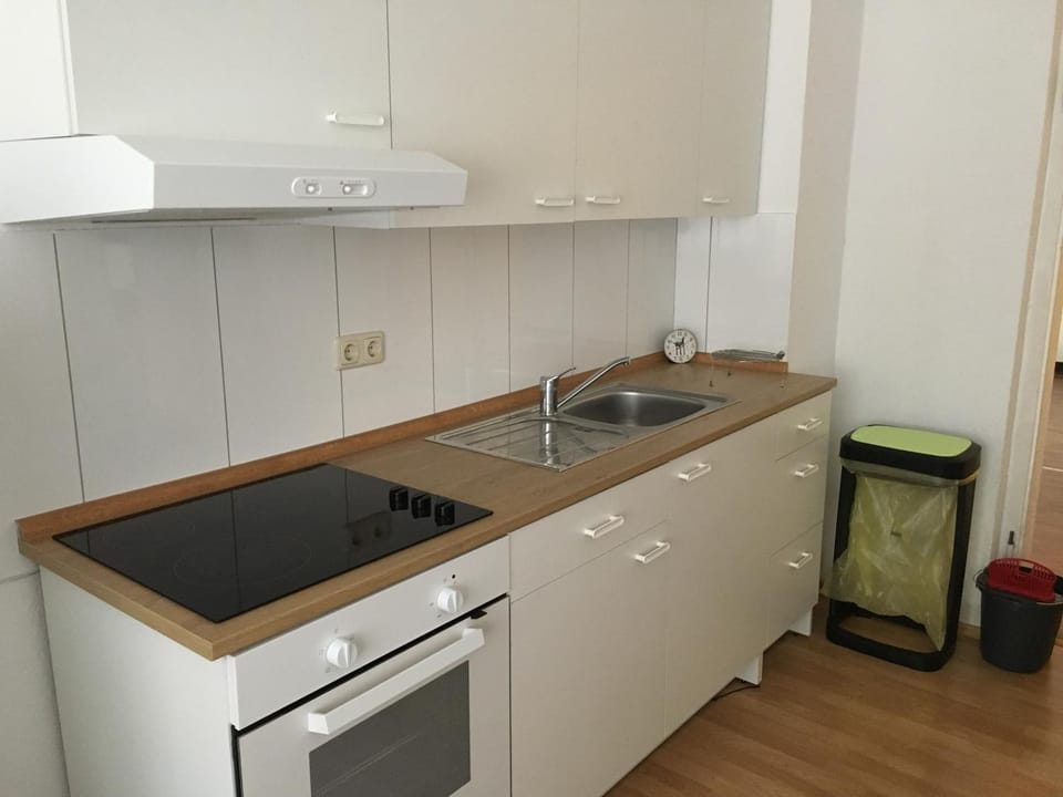 Kitchen or kitchenette, pet friendly, stove