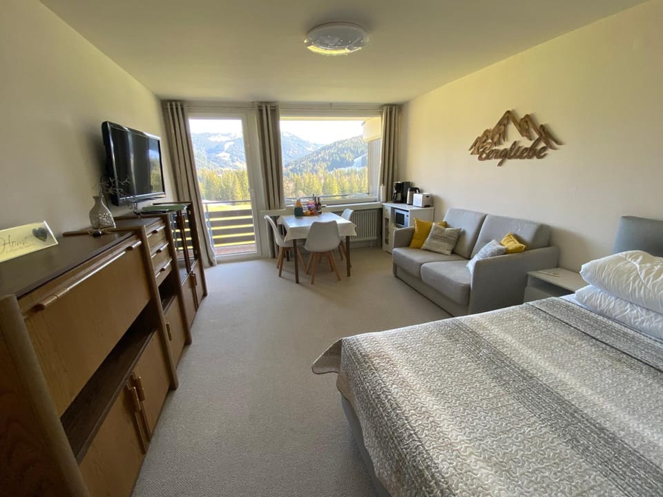 Bed, TV and multimedia, Living room, Photo of the whole room, Dining area, Bedroom, Mountain view